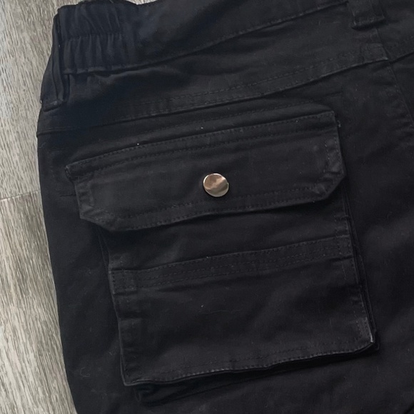 Black Cotton Bermuda Cargo Shorts | Size: 4 - Picture 13 of 16